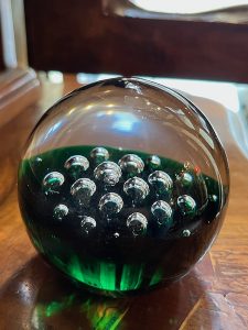 Kugel aus Glas mit Blässchenoptik