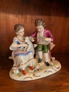 Porzellanfigur - Paar mit Lamm